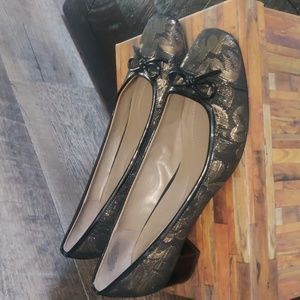 Bandolino brocade kitten heel pumps, black and gold pattern, size 8.5